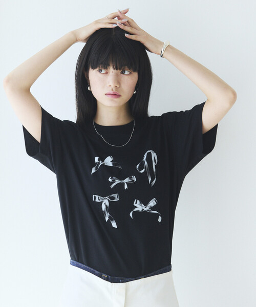 Firsthand(ファーストハンド)の「Firsthand/ファーストハンド コンフォータブル リボンプリント クルーネック Tシャツ(Tシャツ/カットソー・レディース・ホワイト/ブラック/ネイビー・FREE)」の1枚目の写真