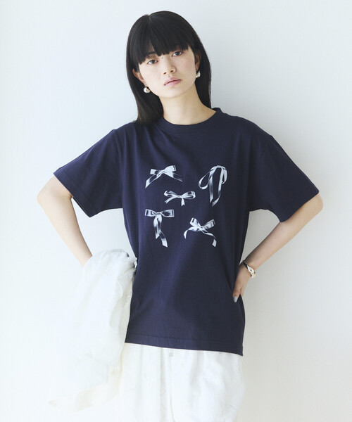 Firsthand(ファーストハンド)の「Firsthand/ファーストハンド コンフォータブル リボンプリント クルーネック Tシャツ(Tシャツ/カットソー・レディース・ホワイト/ブラック/ネイビー・FREE)」の18枚目の写真