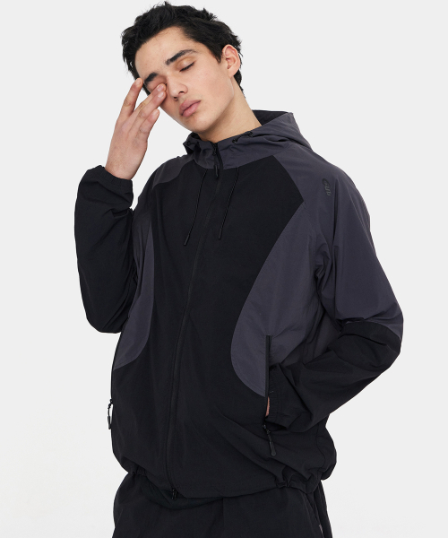 RAIMENT(レイメント)の「カーブドラグランフードウィンドブレーカー_ブラック(ナイロンジャケット・メンズ・その他・SMALL/MEDIUM/LARGE)」の1枚目の写真