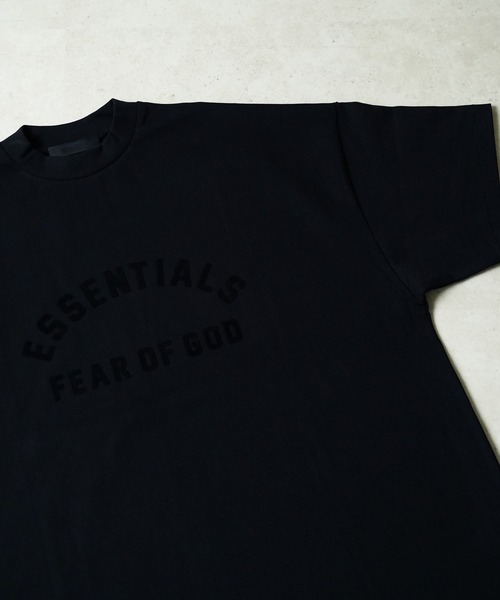 FOG ESSENTIALS(エフオージーエッセンシャルズ)の「"08"≪FOG ESSENTIALS≫フロントロゴ ヘビーウェイト Tシャツ(Tシャツ/カットソー・メンズ・スミクロ/ブラック・M/L/XL)」の1枚目の写真
