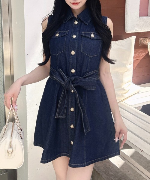 INGNI(イング)の「サッシュ付金ボタンデニムノースリワンピース(ワンピース・レディース・ライトブルー/ネイビー・M)」の4枚目の写真