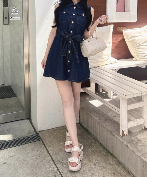 INGNI(イング)の「サッシュ付金ボタンデニムノースリワンピース(ワンピース・レディース・ライトブルー/ネイビー・M)」の7枚目の写真