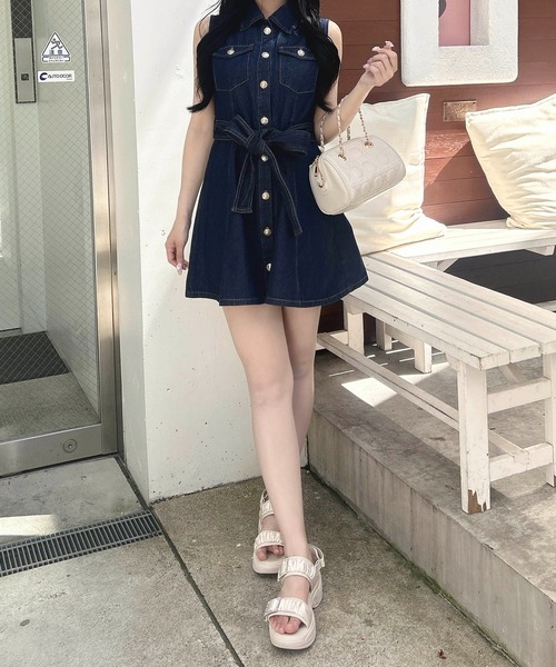 INGNI(イング)の「サッシュ付金ボタンデニムノースリワンピース(ワンピース・レディース・ライトブルー/ネイビー・M)」の8枚目の写真