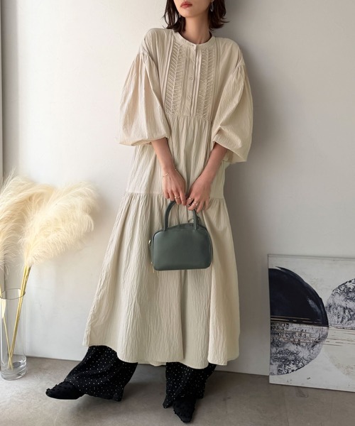 Classical Evon（クラシカルエヴォン）の「【Classical Evon】綿100素材で快適な着心地♪ティアード切り替えが美しく着映える 変形ピンタックワンピース（ワンピース・レディース・ベージュ/オフホワイト/ブラウン/ブラック・SMALL/LARGE/X-LARGE/MEDIUM）」の4枚目の写真