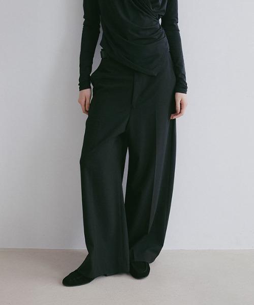ETRE TOKYO(エトレトウキョウ)の「センタークリースクリーンパンツ(その他パンツ・レディース・ブラック/グレー・M/S)」の2枚目の写真