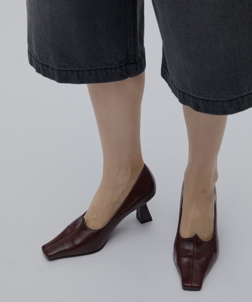 Ameri（アメリ）の「HEART CUT SQUARE TOE PUMPS（パンプス・レディース・ベージュ/ブラウン/ブラック・LARGE/MEDIUM/SMALL）」の2枚目の写真