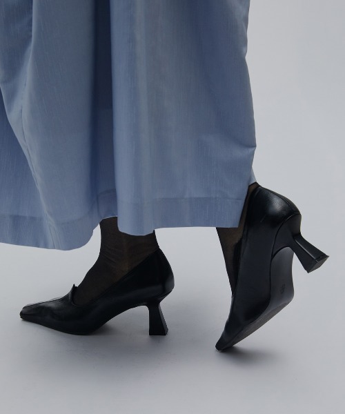 Ameri（アメリ）の「HEART CUT SQUARE TOE PUMPS（パンプス・レディース・ベージュ/ブラウン/ブラック・LARGE/MEDIUM/SMALL）」の5枚目の写真