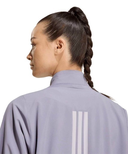adidas(アディダス)の「アディダス adidas トレーニング エッセンシャルズ プラス ルーズフィット ストレッチ ウーブン ジャケット(ジャージ・レディース・パープル・M/L)」の5枚目の写真