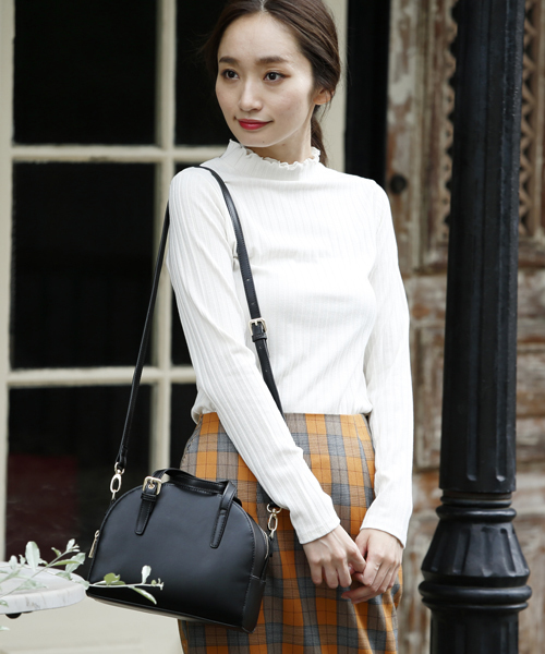 RAY CASSIN（レイカズン）の「かまぼこ型ショルダーバッグ（ショルダーバッグ・レディース・ブラック/ワイン/キャメル・FREE）」の2枚目の写真