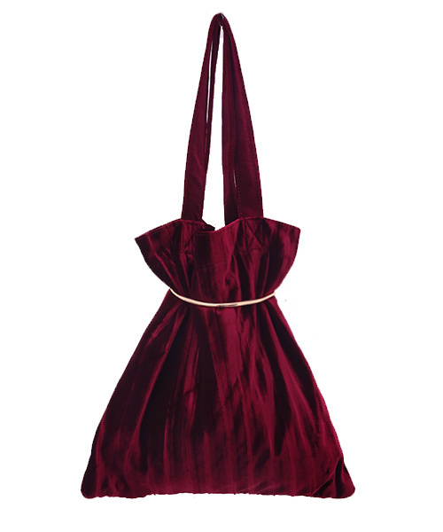 Luz Llena（ラズレナ）の「リング付きプリーツベロアトートバッグ（トートバッグ・レディース・ブラック/アイボリー/ワインレッド・ﾌﾘ-）」の2枚目の写真