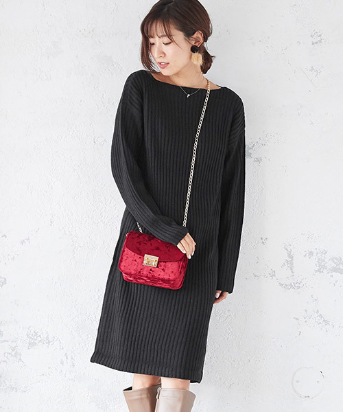 Pierrot(ピエロ)の「ボートネック リブ編み ニットワンピース(ワンピース・レディース・ブラック/グレイッシュベージュ/キャメル/杢グレー/アイボリー/ブラウン/ネイビー・M/L)」の3枚目の写真