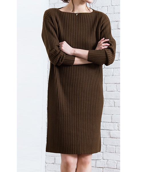 Pierrot(ピエロ)の「ボートネック リブ編み ニットワンピース(ワンピース・レディース・ブラック/グレイッシュベージュ/キャメル/杢グレー/アイボリー/ブラウン/ネイビー・M/L)」の20枚目の写真