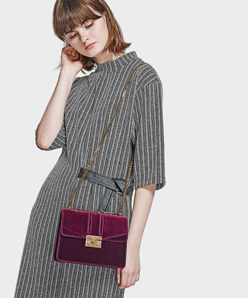 CHARLES & KEITH（チャールズ & キース）の「プッシュロックショルダーバッグ/PUSH-LOCK SHOULDER BAG（ショルダーバッグ・レディース・ブラック/バーガンディー/ゴールド系その他・S）」の9枚目の写真