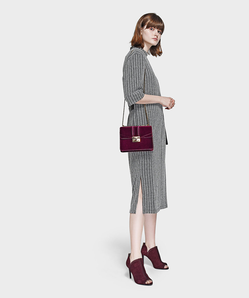 CHARLES & KEITH（チャールズ & キース）の「プッシュロックショルダーバッグ/PUSH-LOCK SHOULDER BAG（ショルダーバッグ・レディース・ブラック/バーガンディー/ゴールド系その他・S）」の13枚目の写真