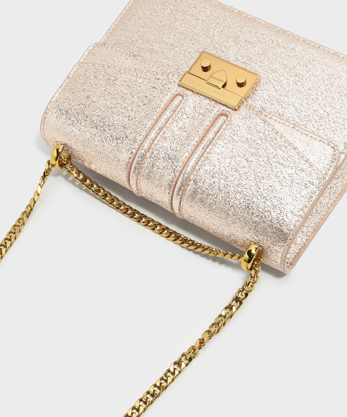 CHARLES & KEITH（チャールズ & キース）の「プッシュロックショルダーバッグ/PUSH-LOCK SHOULDER BAG（ショルダーバッグ・レディース・ブラック/バーガンディー/ゴールド系その他・S）」の15枚目の写真