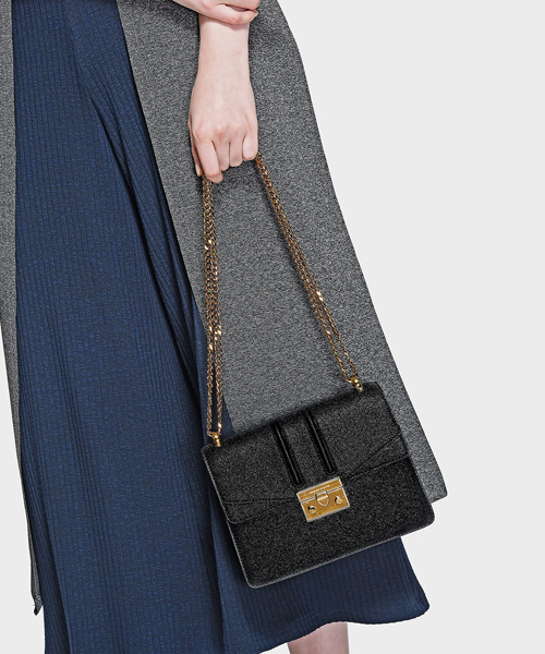 CHARLES & KEITH（チャールズ & キース）の「プッシュロックショルダーバッグ/PUSH-LOCK SHOULDER BAG（ショルダーバッグ・レディース・ブラック/バーガンディー/ゴールド系その他・S）」の4枚目の写真