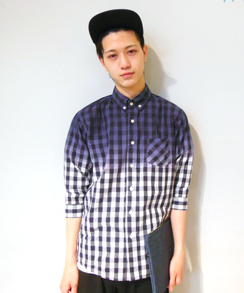 WHO'S WHO gallery（フーズフーギャラリー）の「グラデーション染BD7分シャツ（シャツ/ブラウス・メンズ・レッド/ブルー/ネイビー・MEDIUM/LARGE）」の2枚目の写真