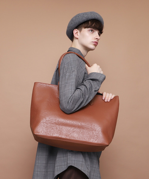 EMMA CLOTHES（エマクローズ）の「シンセティックレザートートバッグ（トートバッグ・メンズ・ブラック/ダークブラウン/ネイビー/ライトブラウン・FREE）」の4枚目の写真