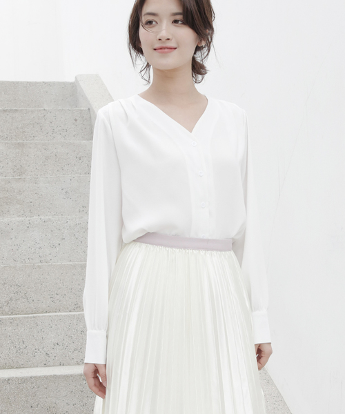 Futier land(フューティアランド)の「ショルダータックVネックノーカラーブラウス(シャツ/ブラウス・レディース・ホワイト/ブラック/モカ/ミント/ブラック系その他/ブルー系その他/ブラック系その他2/ブラウン系その他2/グリーン系その他2/アイボリー/ブルーグレー/ピンク/ホワイト系その他2/ピンク系その他/グレー系その他/パープル系その他/ボルドー/ブラック系その他3/ライトグレー/パープル系その他3/パープル系その他4/ピンク系その他2/ブラウン系その他3/グレー系その他2/ブラウン系その他/ホワイト系その他/ライトブルー・FREE/フリー)」の2枚目の写真