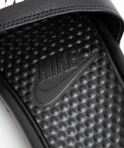 NIKE（ナイキ）の「WEGO/NIKE ベナッシJDI（サンダル・レディース・ブラック/グリーン系その他/ホワイト/ゴールド・MEDIUM/SMALL/X-SMALL）」の7枚目の写真