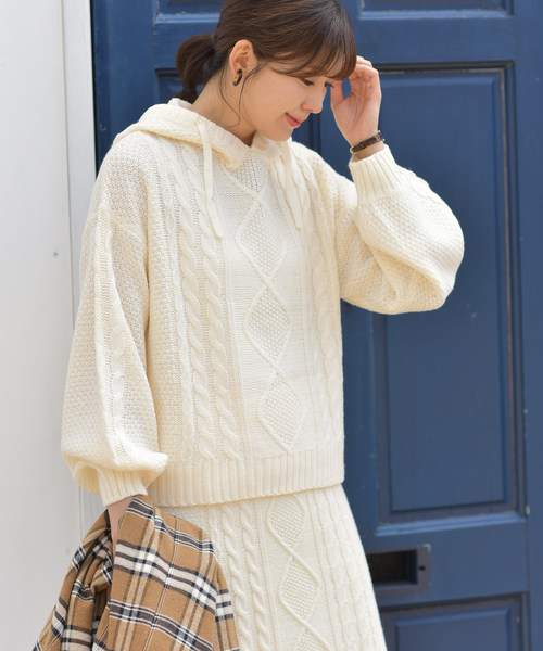 rps（アールピーエス）の「ケーブル編みニットパーカー（ニット/セーター・レディース・ベージュ/ネイビー/アイボリー/ラベンダー・M）」の2枚目の写真