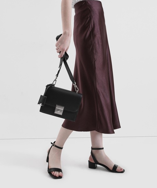   プッシュロック開封 クロスボディバッグ CHARLES & KEITH メタリックプッシュロック クロスボディバッグ