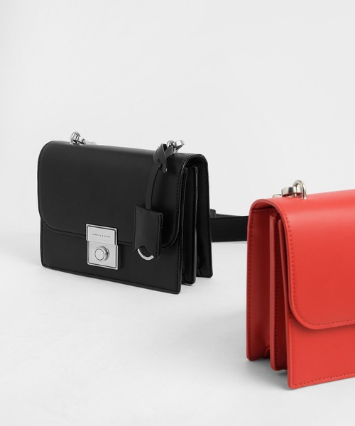 CHARLES & KEITH(チャールズ & キース)の「クラシックボクシー プッシュロッククロスボディバッグ / Classic Boxy Push Lock Crossbody Bag(ショルダーバッグ・レディース・ブラック/バーガンディー/ライトブラウン/ダークブルー・M)」の7枚目の写真