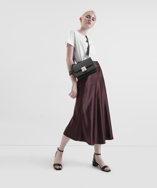 CHARLES & KEITH(チャールズ & キース)の「クラシックボクシー プッシュロッククロスボディバッグ / Classic Boxy Push Lock Crossbody Bag(ショルダーバッグ・レディース・ブラック/バーガンディー/ライトブラウン/ダークブルー・M)」の9枚目の写真
