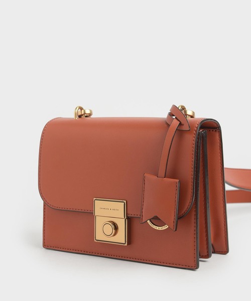CHARLES & KEITH(チャールズ & キース)の「クラシックボクシー プッシュロッククロスボディバッグ / Classic Boxy Push Lock Crossbody Bag(ショルダーバッグ・レディース・ブラック/バーガンディー/ライトブラウン/ダークブルー・M)」の11枚目の写真