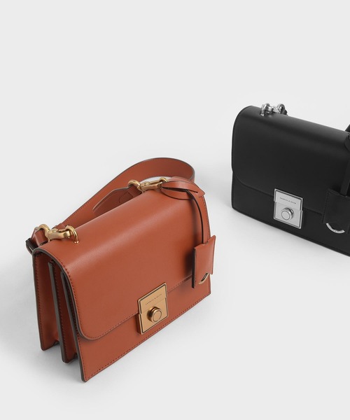 【 】プッシュロック開封 クロスボディバッグ★ CHARLES & KEITH メタリックプッシュロック クロスボディバッグ