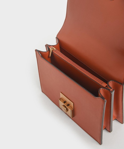 CHARLES & KEITH(チャールズ & キース)の「クラシックボクシー プッシュロッククロスボディバッグ / Classic Boxy Push Lock Crossbody Bag(ショルダーバッグ・レディース・ブラック/バーガンディー/ライトブラウン/ダークブルー・M)」の13枚目の写真