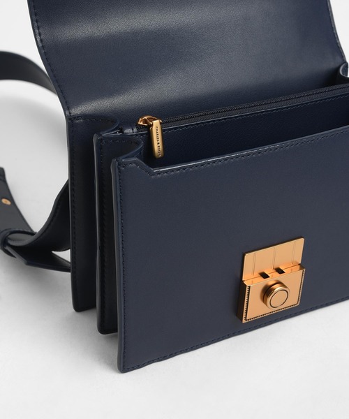 【 】プッシュロック開封 クロスボディバッグ★ CHARLES & KEITH（チャールズ & キース）の「クラシックボクシー