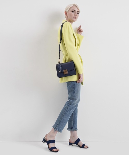 【 】プッシュロック開封 クロスボディバッグ★ CHARLES & KEITH（チャールズ & キース）の「クラシックボクシー