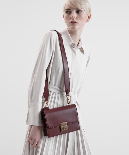 【 】プッシュロック開封 クロスボディバッグ★ CHARLES & KEITH メタリックプッシュロック クロスボディバッグ