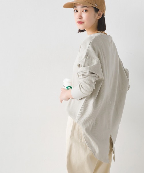 OMNES(オムネス)の「ハニカムストレッチバッグスリットプルオーバー(Tシャツ/カットソー・レディース・ホワイト/ブラック/ベージュ/カーキ/ラベンダー/ブルーグレー/ブラウン/ライトグレー・FREE)」の4枚目の写真