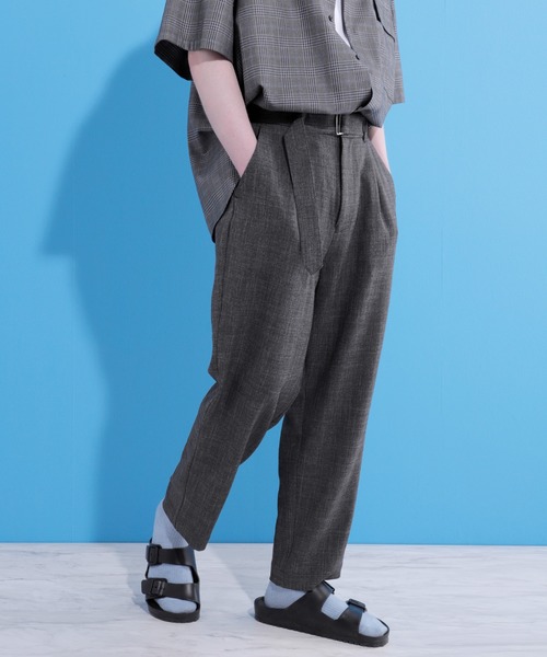 EMMA CLOTHES(エマクローズ)の「共地ベルト付き1タックワイドテーパードパンツ(その他パンツ・メンズ・ブラック/ベージュ/グレー・M/L)」の2枚目の写真