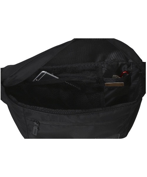 UNDER ARMOUR（アンダーアーマー）の「UAラージ ウエストバッグ（トレーニング/メンズ/レディース）（ボディバッグ/ウエストポーチ・レディース・ブラック/グレー・ONESIZE）」の19枚目の写真