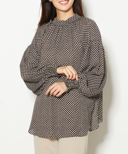 Tiara（ティアラ）の「スクエアドットハイネックボリューム袖ブラウス（シャツ/ブラウス・レディース・チャコールグレー/ブラウン/アイボリー・FREE）」の2枚目の写真