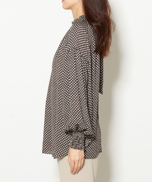 Tiara（ティアラ）の「スクエアドットハイネックボリューム袖ブラウス（シャツ/ブラウス・レディース・チャコールグレー/ブラウン/アイボリー・FREE）」の5枚目の写真