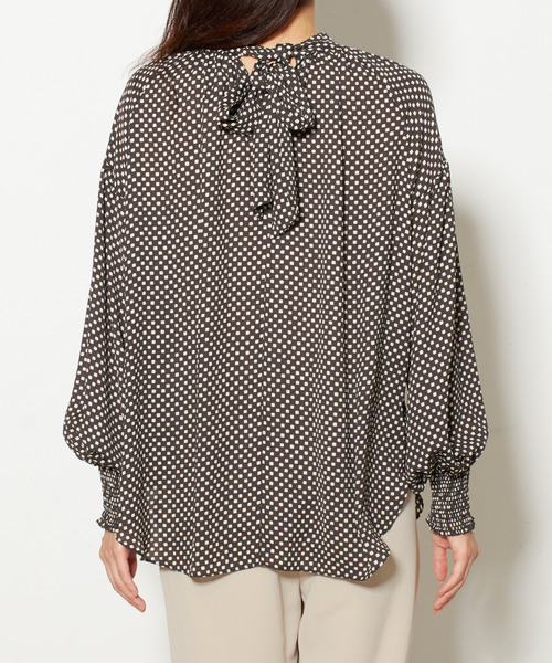 Tiara（ティアラ）の「スクエアドットハイネックボリューム袖ブラウス（シャツ/ブラウス・レディース・チャコールグレー/ブラウン/アイボリー・FREE）」の4枚目の写真