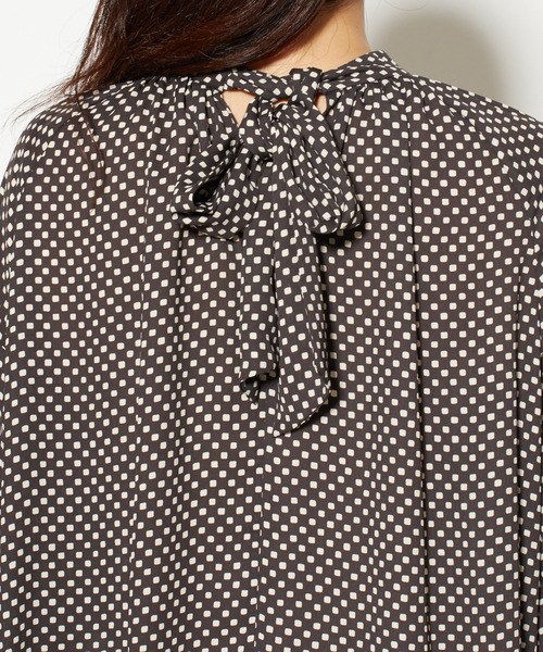 Tiara（ティアラ）の「スクエアドットハイネックボリューム袖ブラウス（シャツ/ブラウス・レディース・チャコールグレー/ブラウン/アイボリー・FREE）」の7枚目の写真