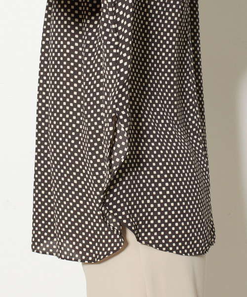 Tiara（ティアラ）の「スクエアドットハイネックボリューム袖ブラウス（シャツ/ブラウス・レディース・チャコールグレー/ブラウン/アイボリー・FREE）」の9枚目の写真