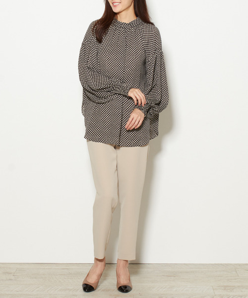 Tiara（ティアラ）の「スクエアドットハイネックボリューム袖ブラウス（シャツ/ブラウス・レディース・チャコールグレー/ブラウン/アイボリー・FREE）」の10枚目の写真