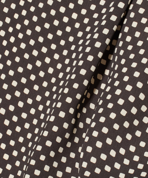 Tiara（ティアラ）の「スクエアドットハイネックボリューム袖ブラウス（シャツ/ブラウス・レディース・チャコールグレー/ブラウン/アイボリー・FREE）」の11枚目の写真