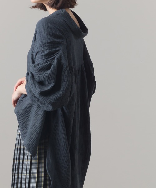 OMNES（オムネス）の「ダブルガーゼオーバーサイズギャザーシャツ（シャツ/ブラウス・レディース・チャコールグレー/モスグリーン・FREE）」の11枚目の写真