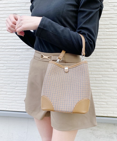 Loueme(ルエム)の「2WAYパイピングチェックショルダー(ショルダーバッグ・レディース・ブラック/アイボリー/キャメル・FREE)」の1枚目の写真
