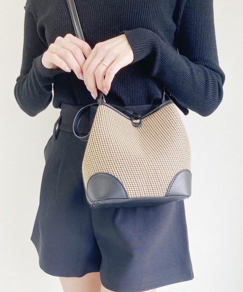 Loueme(ルエム)の「2WAYパイピングチェックショルダー(ショルダーバッグ・レディース・ブラック/アイボリー/キャメル・FREE)」の3枚目の写真