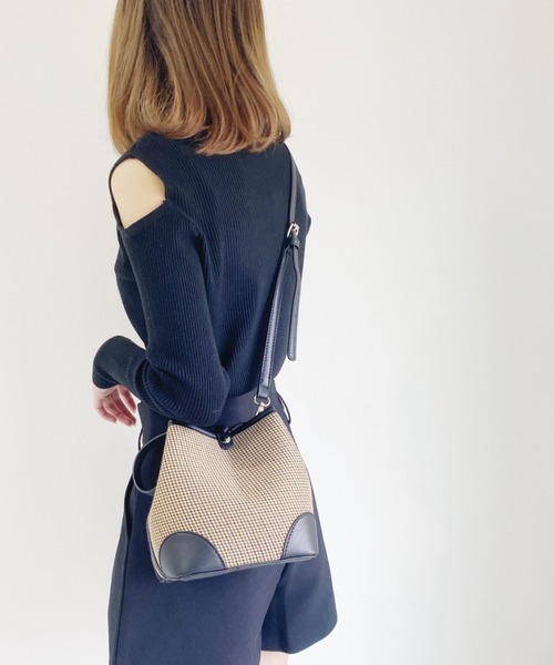 Loueme(ルエム)の「2WAYパイピングチェックショルダー(ショルダーバッグ・レディース・ブラック/アイボリー/キャメル・FREE)」の10枚目の写真