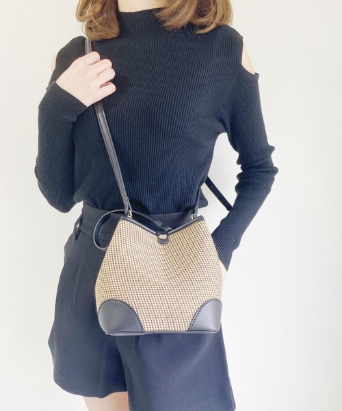 Loueme(ルエム)の「2WAYパイピングチェックショルダー(ショルダーバッグ・レディース・ブラック/アイボリー/キャメル・FREE)」の8枚目の写真