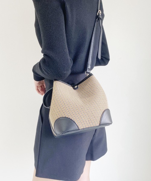 Loueme(ルエム)の「2WAYパイピングチェックショルダー(ショルダーバッグ・レディース・ブラック/アイボリー/キャメル・FREE)」の9枚目の写真